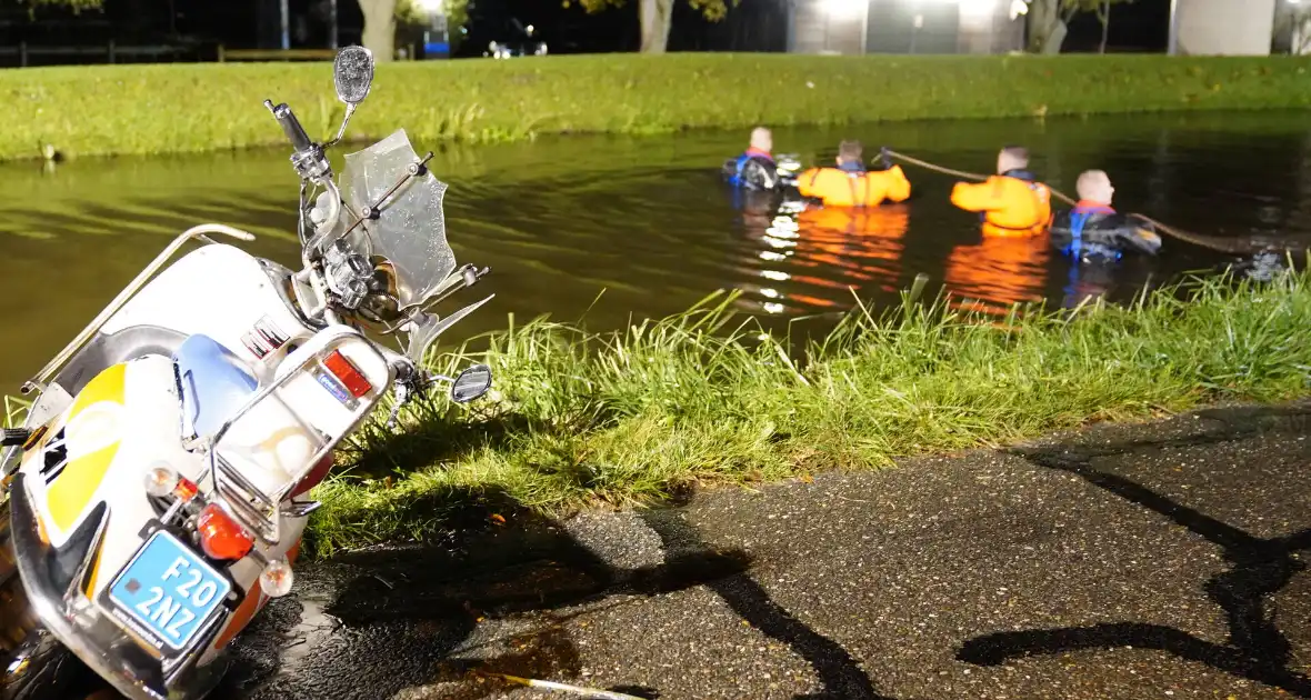 Zoekactie na aangetroffen scooter in het water - Foto 6