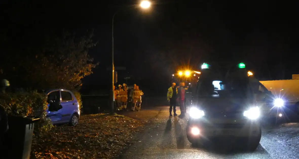 Personenauto belandt in tuin na ongeval met bestelbus