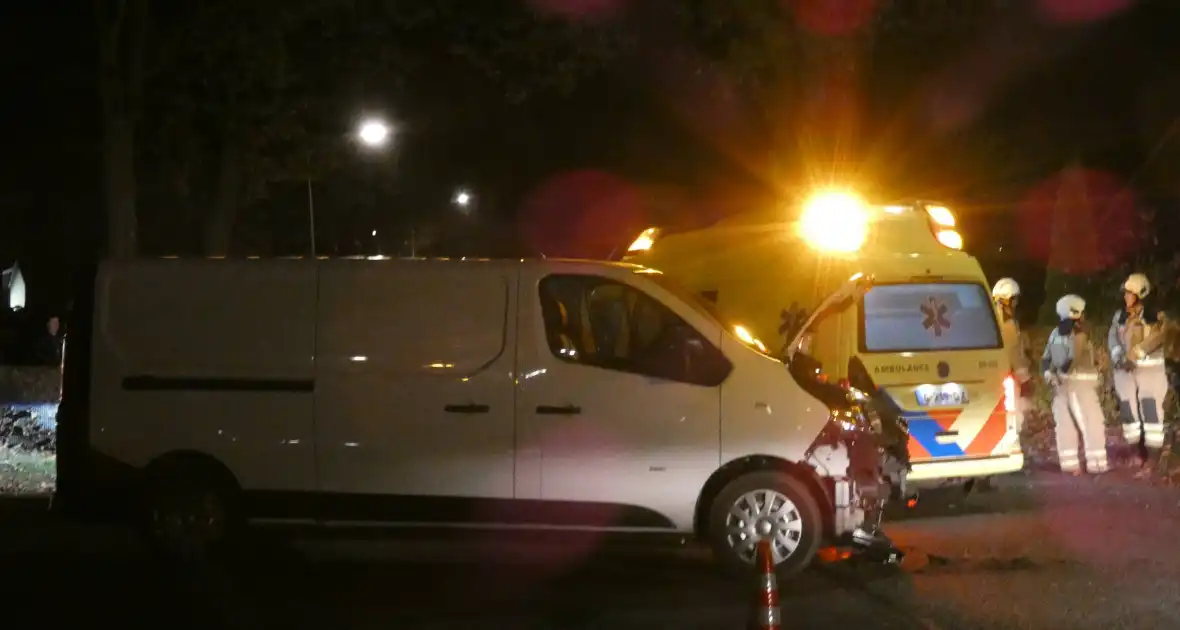 Personenauto belandt in tuin na ongeval met bestelbus - Foto 3