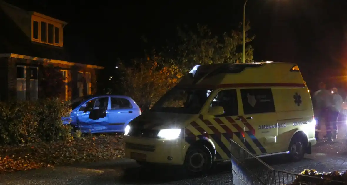 Personenauto belandt in tuin na ongeval met bestelbus - Foto 6