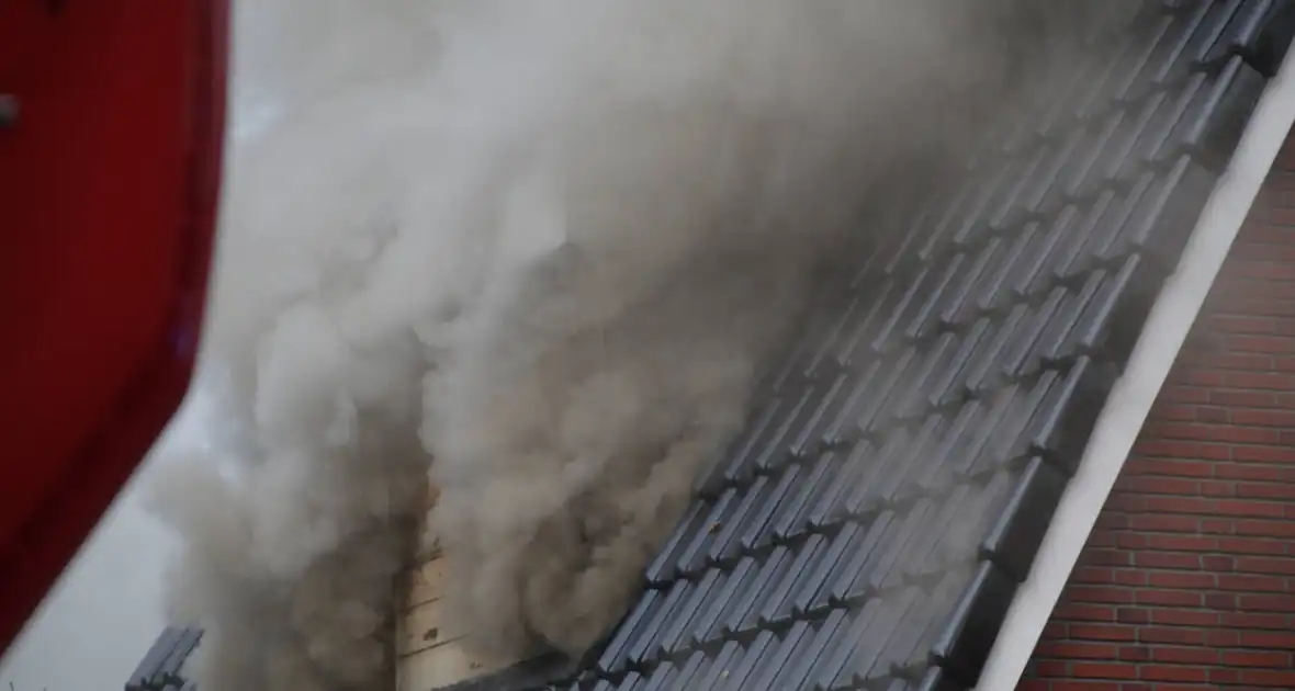 Enorme rookwolken bij brand op zolderverdieping - Foto 4