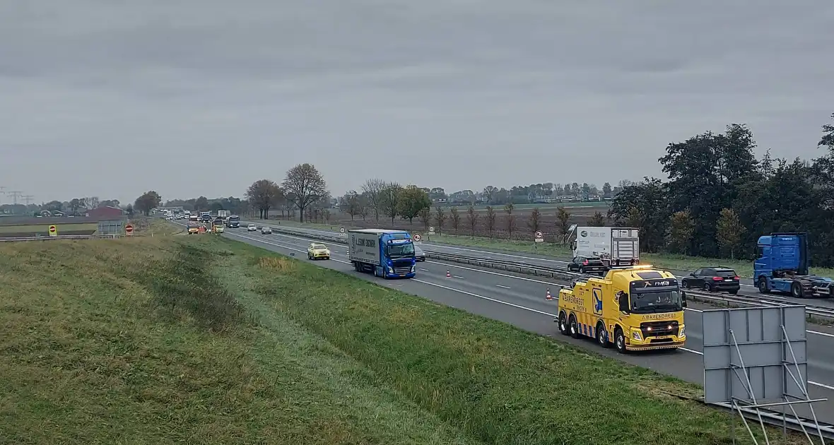 Vrachtwagen knalt tegen verkeersbord op Rijksweg