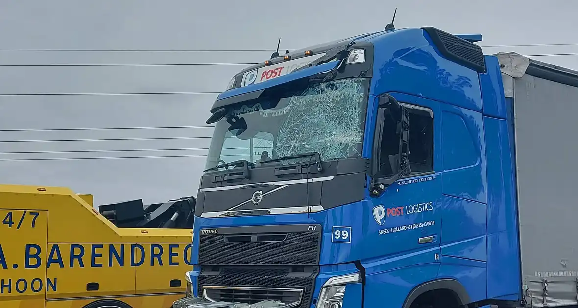 Vrachtwagen knalt tegen verkeersbord op Rijksweg - Foto 1
