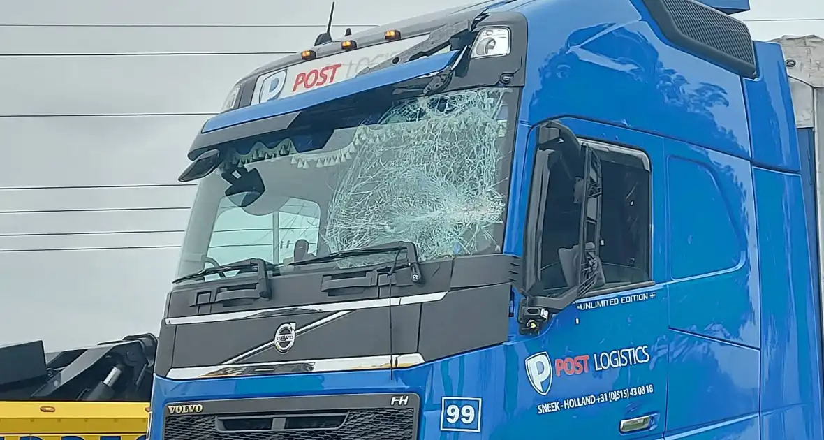 Vrachtwagen knalt tegen verkeersbord op Rijksweg - Foto 3
