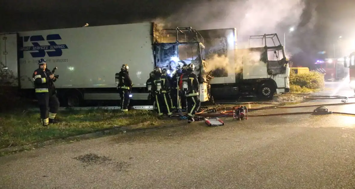 Twee geparkeerde vrachtwagens uitgebrand - Foto 7