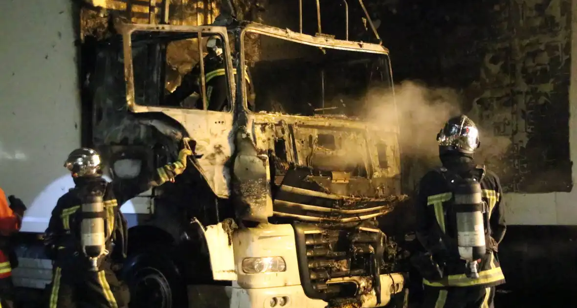 Twee geparkeerde vrachtwagens uitgebrand - Foto 8