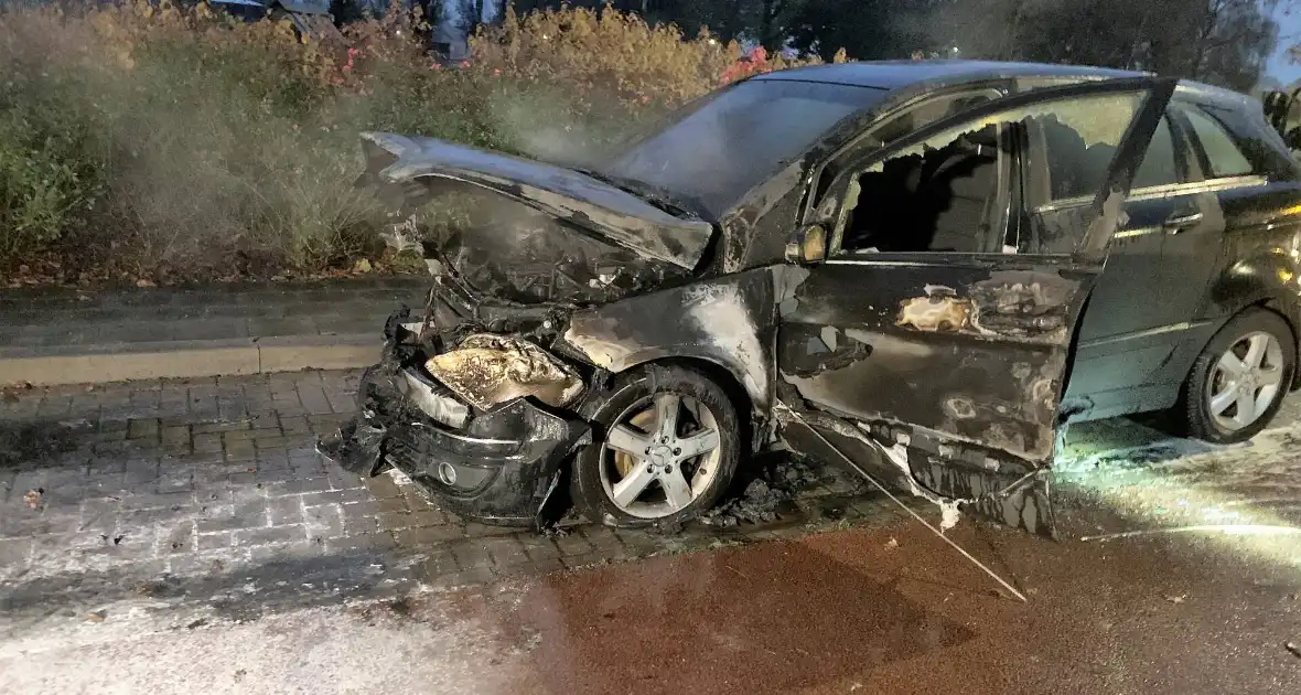 Auto zwaar beschadigd door brand - Foto 2