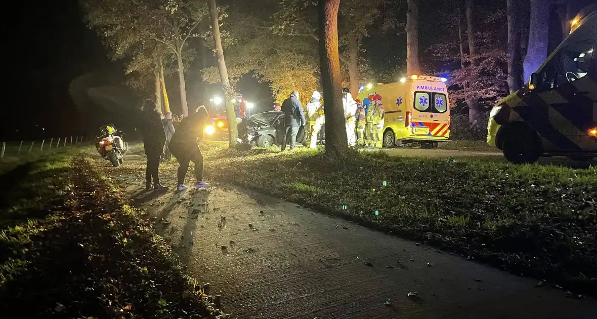 Automobilist verliest macht over het stuur en botst tegen boom - Foto 2