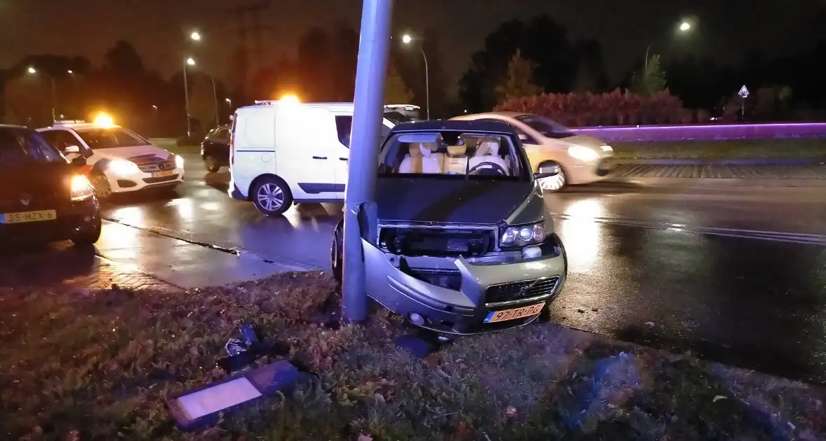 Automobilist botst met voertuig tegen lantaarnpaal