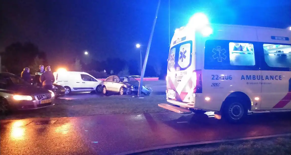 Automobilist botst met voertuig tegen lantaarnpaal - Foto 1