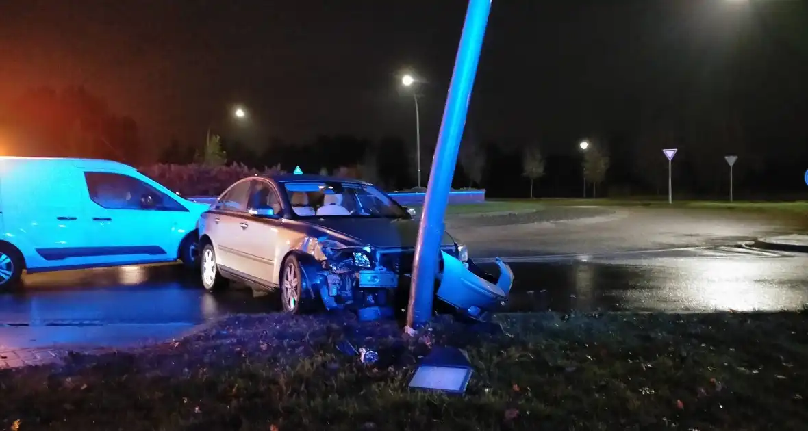 Automobilist botst met voertuig tegen lantaarnpaal - Foto 2