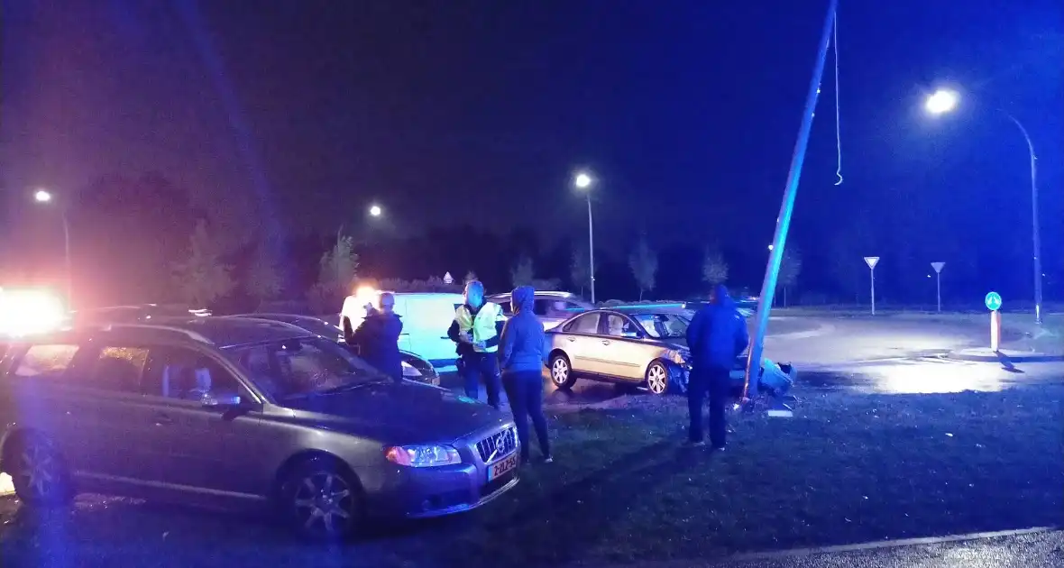Automobilist botst met voertuig tegen lantaarnpaal - Foto 3
