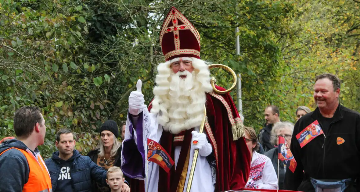 Veel publiek bij Sinterklaasintocht - Foto 2