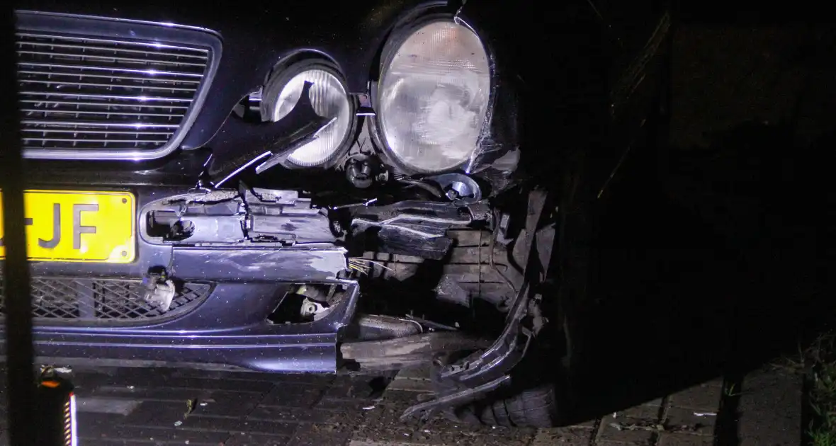 Schade aan meerdere personenauto's door ongeval - Foto 1