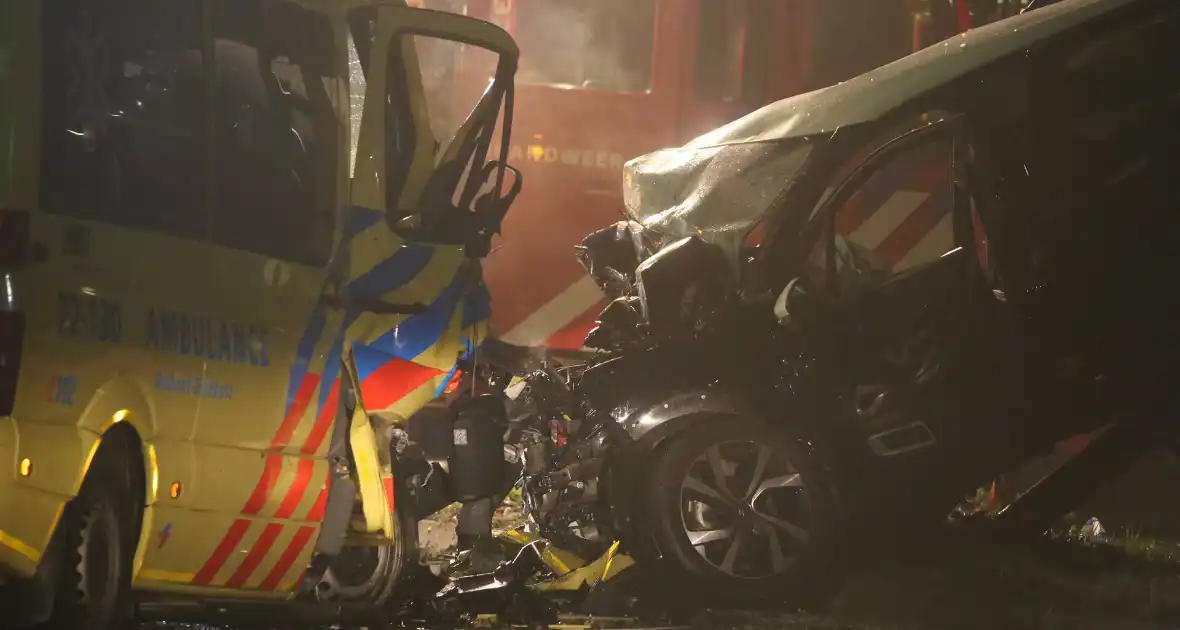Drie slachtoffers overleden door ongeval tussen ambulance en personenauto - Foto 5