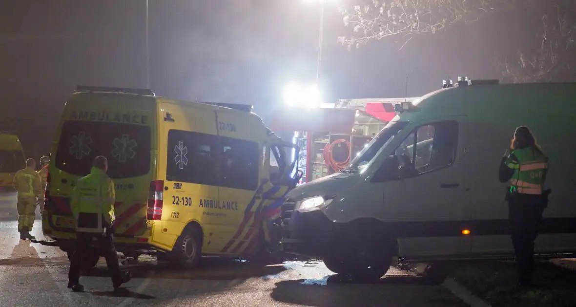Drie slachtoffers overleden door ongeval tussen ambulance en personenauto - Foto 8