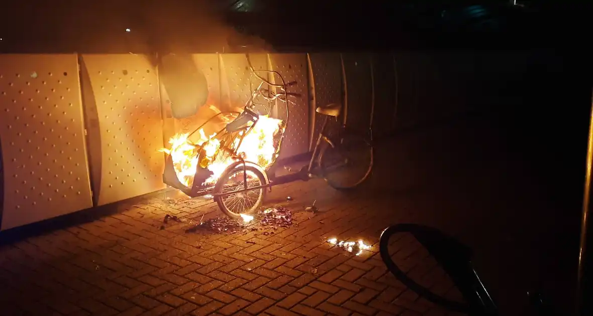 Bakfiets uitgebrand bij station