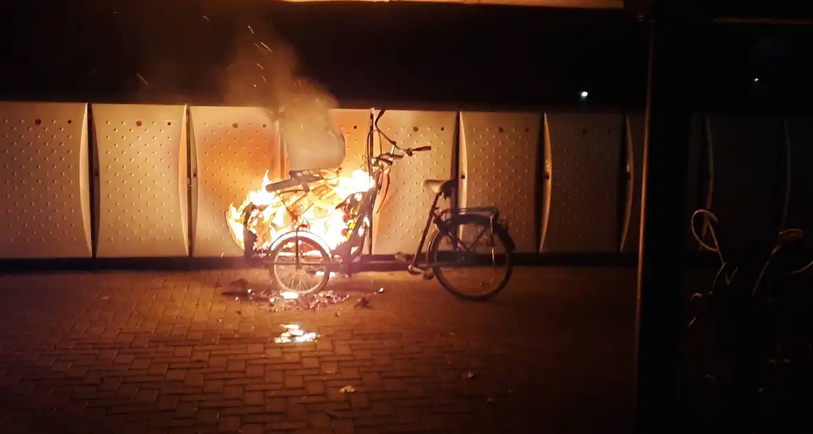 Bakfiets uitgebrand bij station - Foto 3