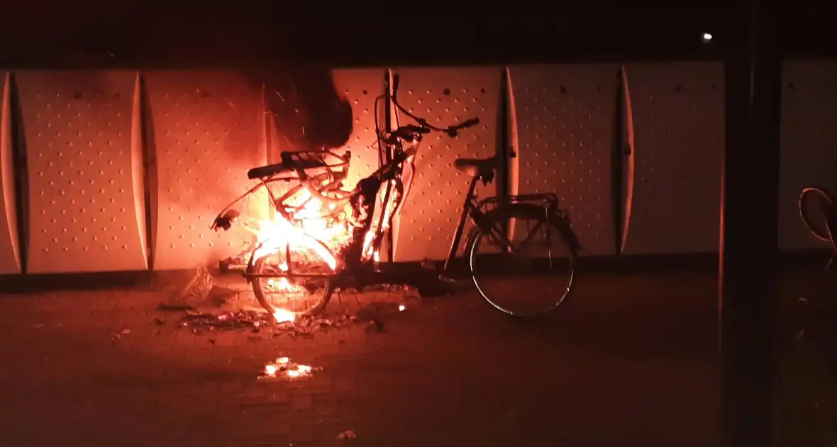 Bakfiets uitgebrand bij station - Foto 5