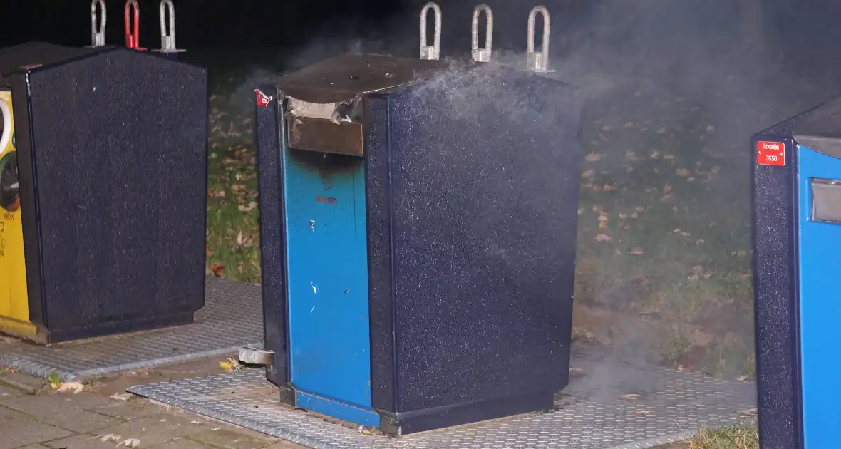 Brandweer blust brand in papiercontainer - Foto 1