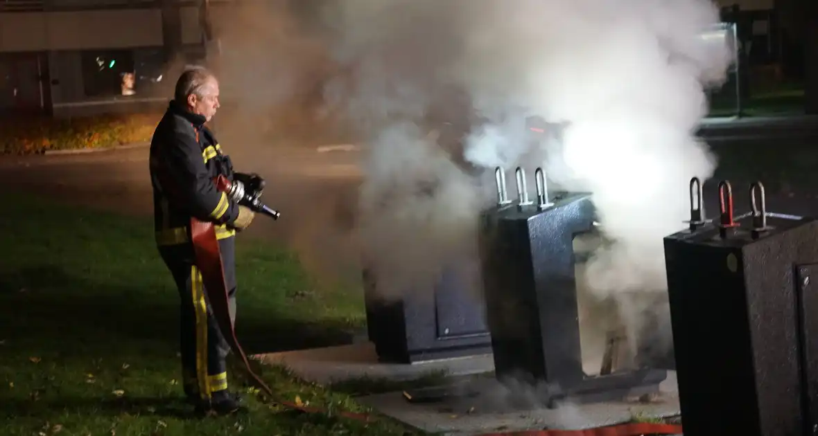 Brandweer blust brand in papiercontainer - Foto 8