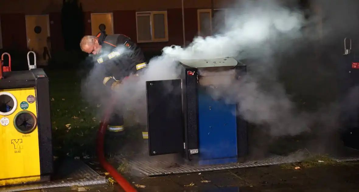 Brandweer blust brand in papiercontainer - Foto 9
