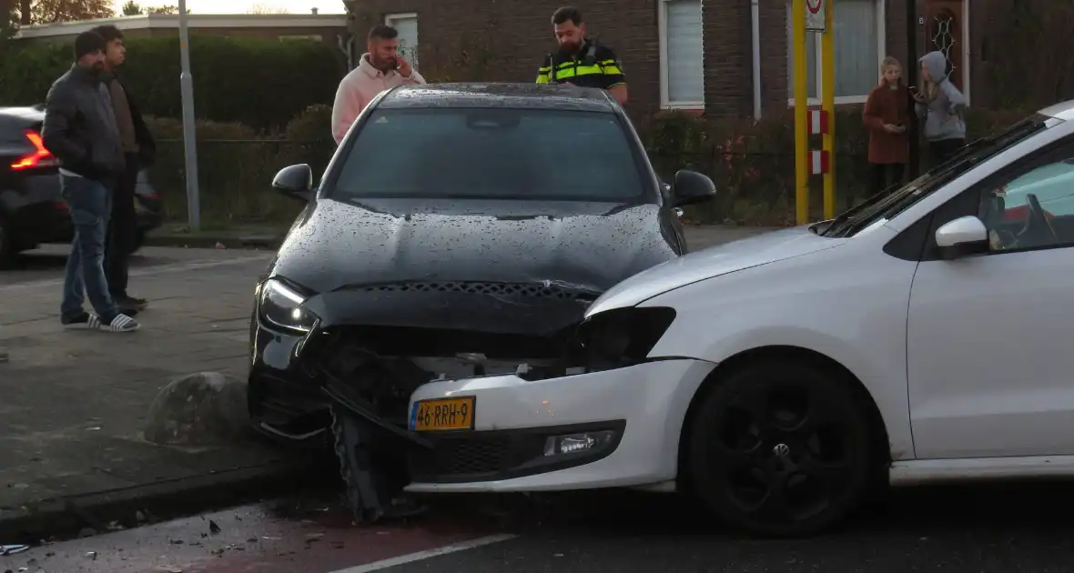 Flinke schade aan personenauto's door ongeval - Foto 1