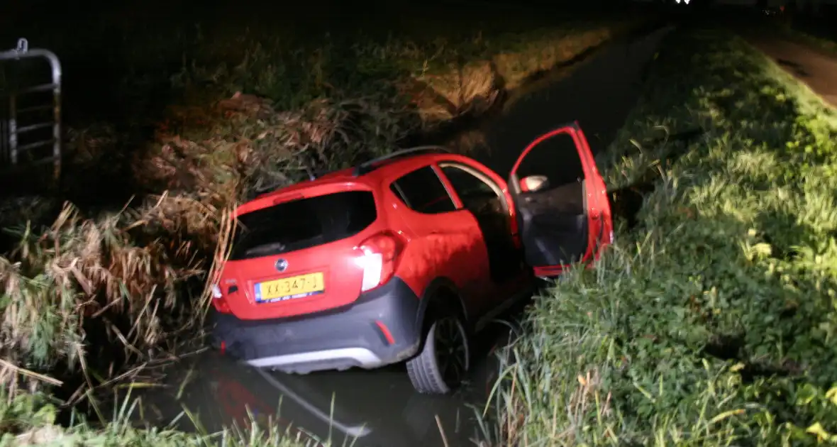 Personenauto belandt in sloot - Foto 1