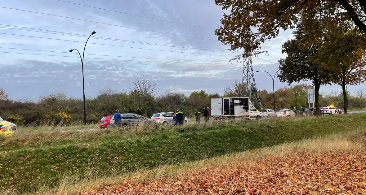 Meerdere voertuigen botsen achter op elkaar