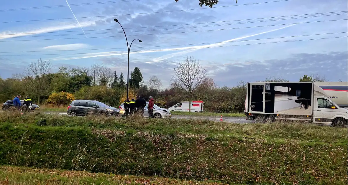 Meerdere voertuigen botsen achter op elkaar - Foto 1