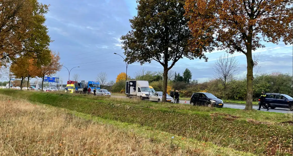 Meerdere voertuigen botsen achter op elkaar - Foto 2