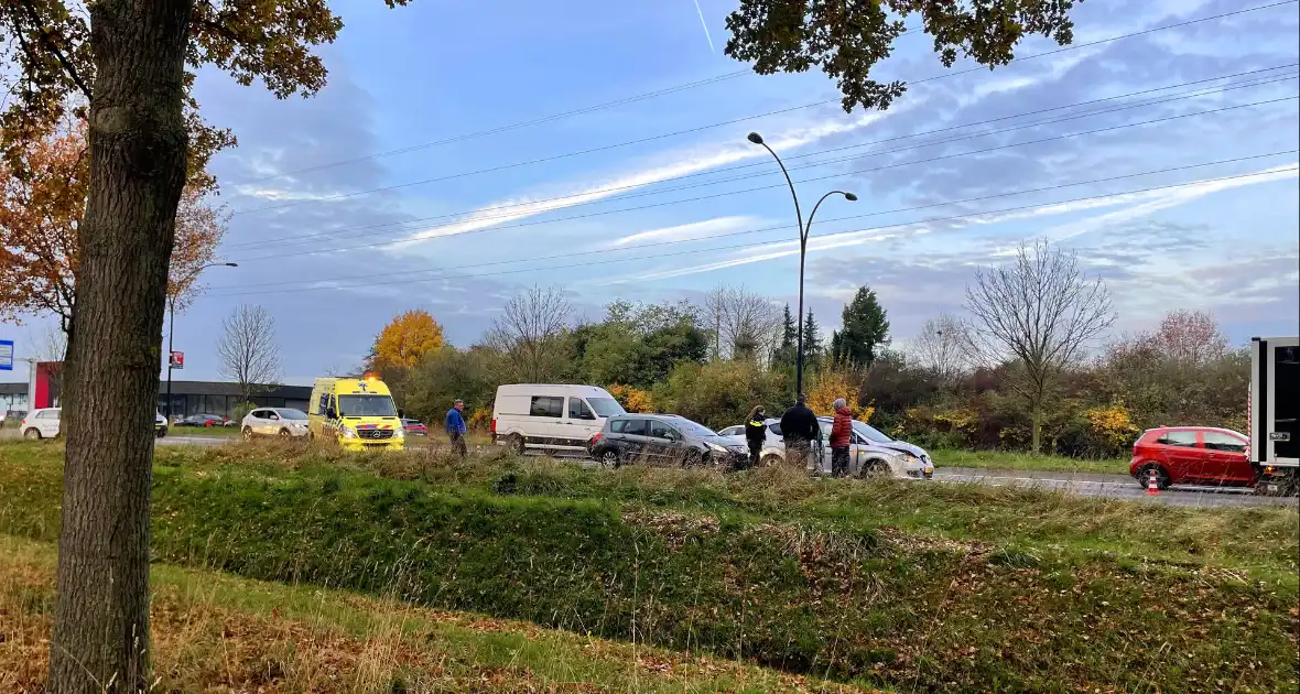 Meerdere voertuigen botsen achter op elkaar - Foto 3