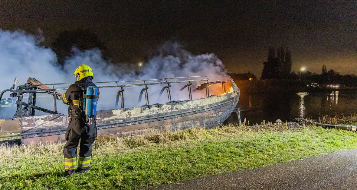 Woonboot verwoest door brand - Foto 1