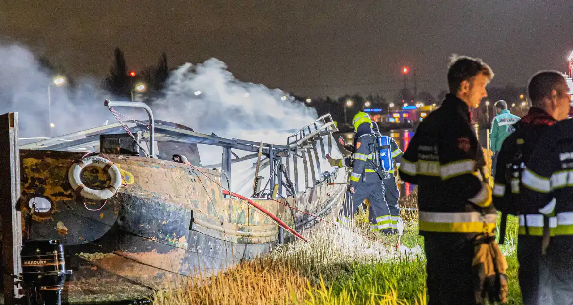 Woonboot verwoest door brand - Foto 2