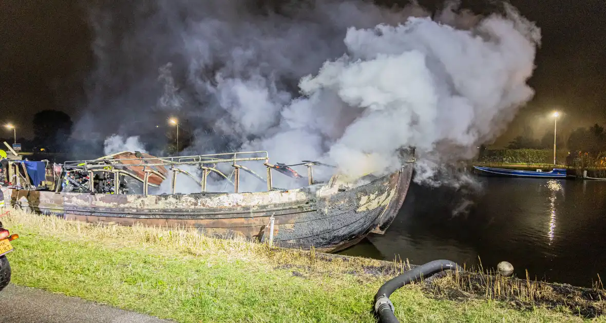 Woonboot verwoest door brand - Foto 3