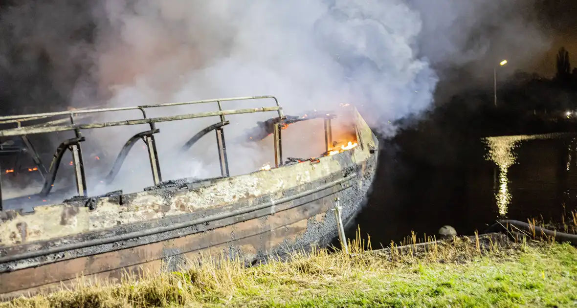 Woonboot verwoest door brand - Foto 4