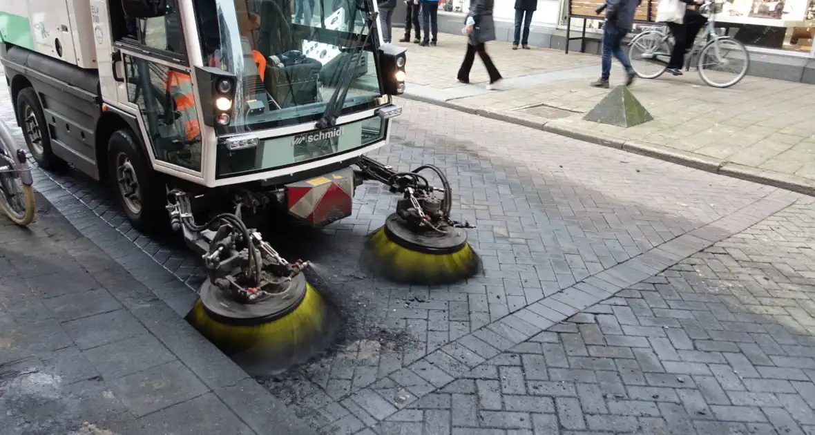 Gemeente druk met puin ruimen na rellen - Foto 2