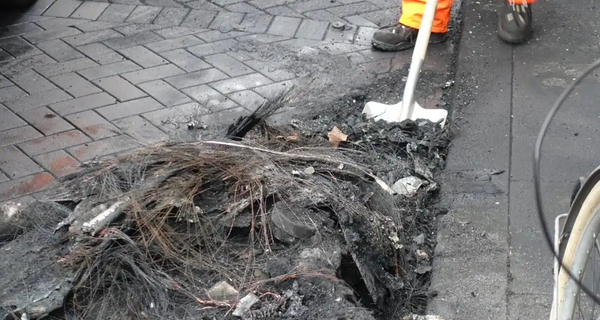 Gemeente druk met puin ruimen na rellen - Foto 4