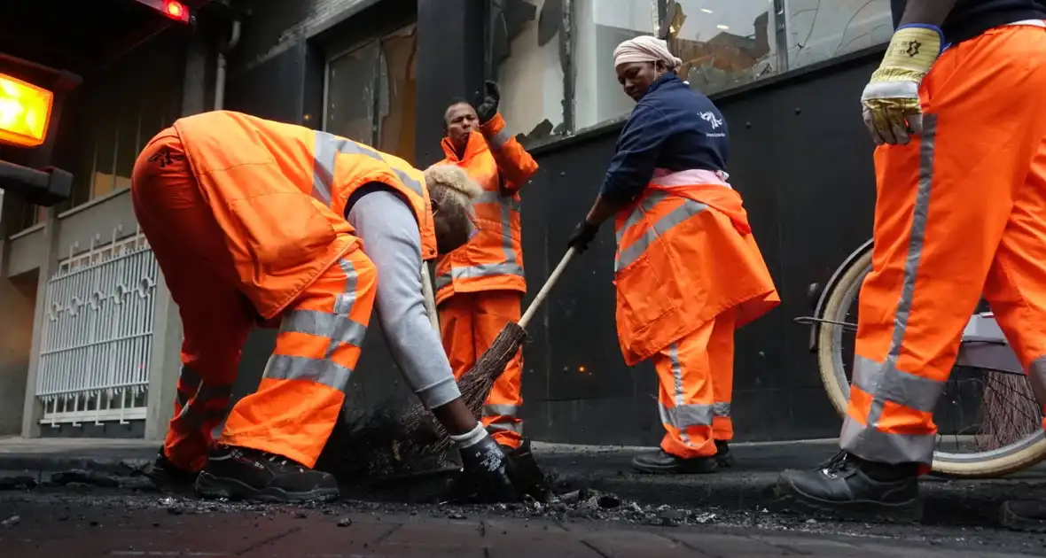 Gemeente druk met puin ruimen na rellen - Foto 5