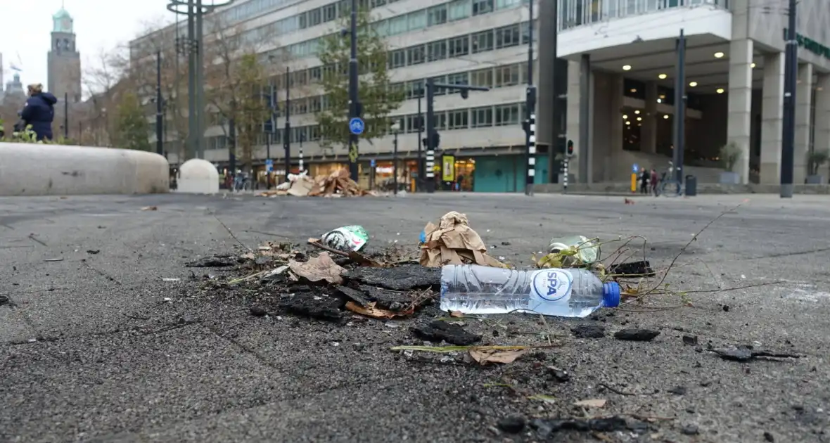 Gemeente druk met puin ruimen na rellen - Foto 7