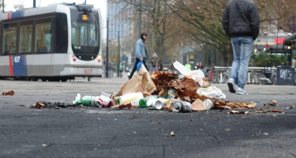 Gemeente druk met puin ruimen na rellen - Foto 9