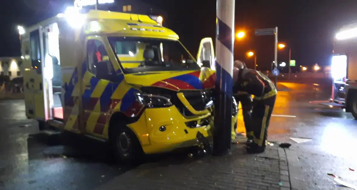 Auto in brand na botsing met ambulance - Foto 2