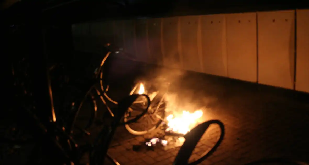 Agenten blussen brandende fiets - Foto 1