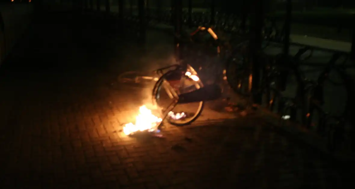 Agenten blussen brandende fiets - Foto 2