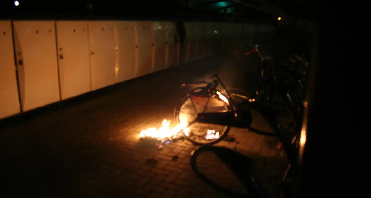 Agenten blussen brandende fiets - Foto 3