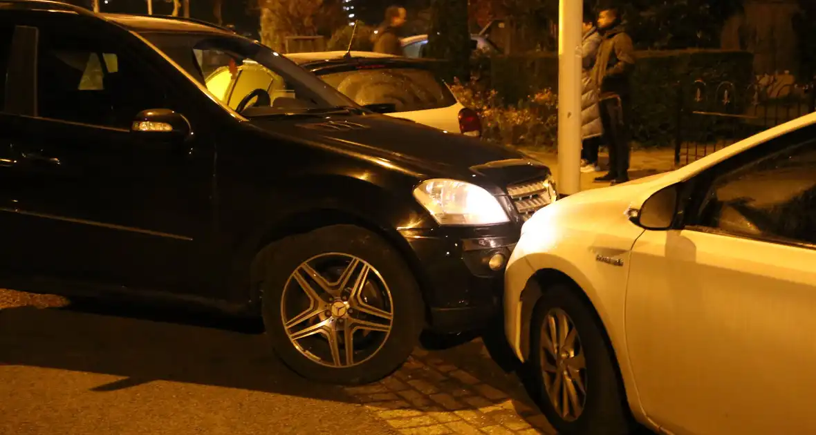 Automobilist krijgt lekke band en botst op geparkeerde auto's - Foto 3