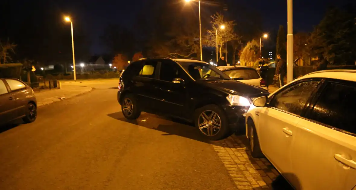 Automobilist krijgt lekke band en botst op geparkeerde auto's - Foto 4