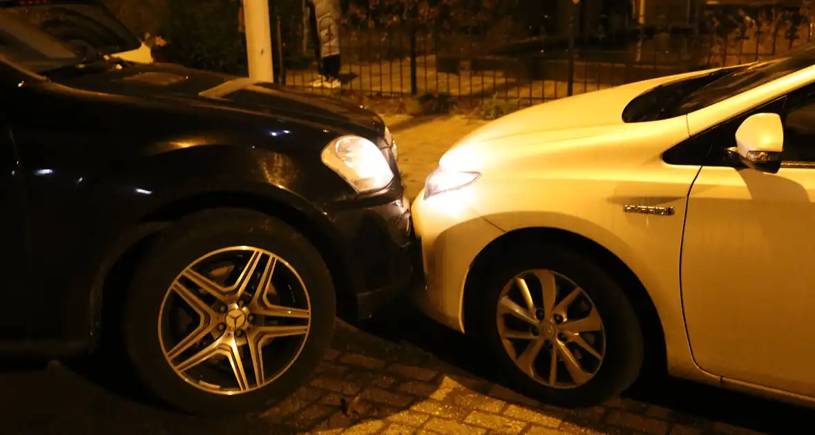 Automobilist krijgt lekke band en botst op geparkeerde auto's - Foto 5