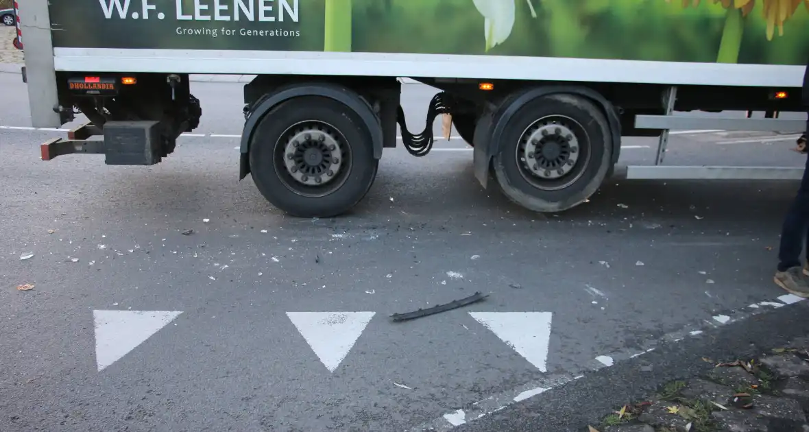 Vrachtwagen en auto botsen op rotonde - Foto 5