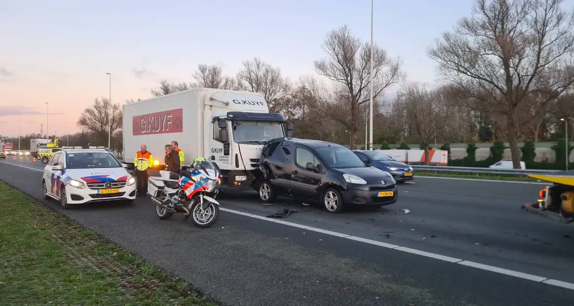 Flinke schade bij aanrijding op snelweg